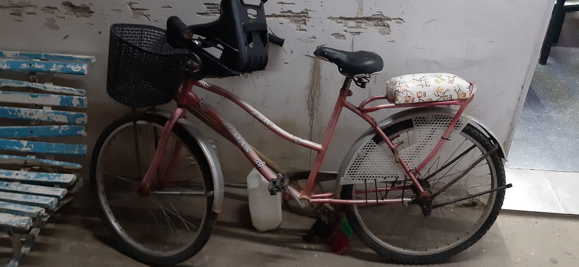 Delincuentes roban una bicicleta del patio de una casa